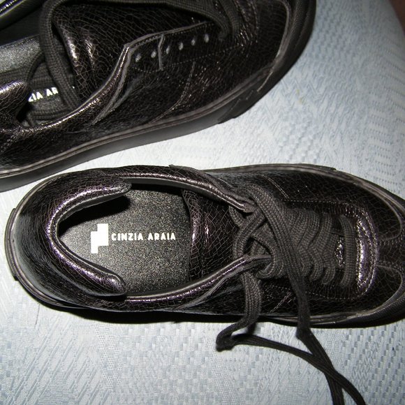 NEW 🖤 Cinzia Araia Black Crackled Low Top Sneakers 9 - Picture 7 of 13